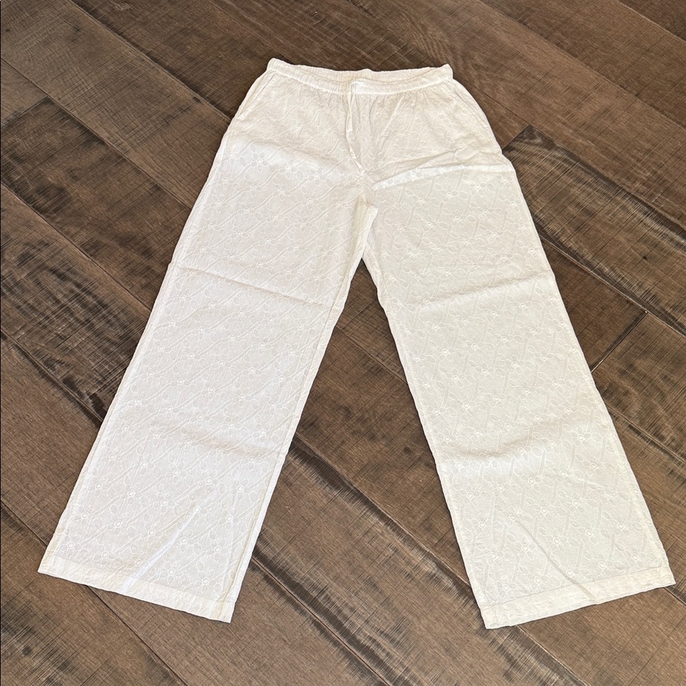 DEFACTO WHITE FLORAL PANTS SIZE 6  White Women